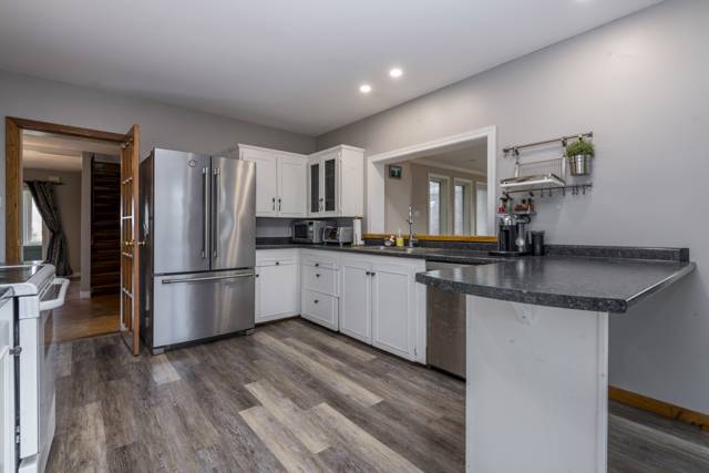 Kitchen: U-shaped layout with a breakfast peninsula