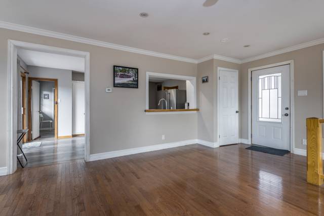 Foyer: Hardwood, crown moulding, pass-through to the kitchen